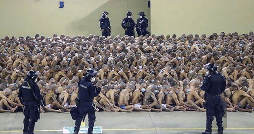 Foto - Koronavirüsle sarsılan dünya bu kez bu görüntülerle sarsıldı! Bir külotla bırakıp kucak kucağa oturttular