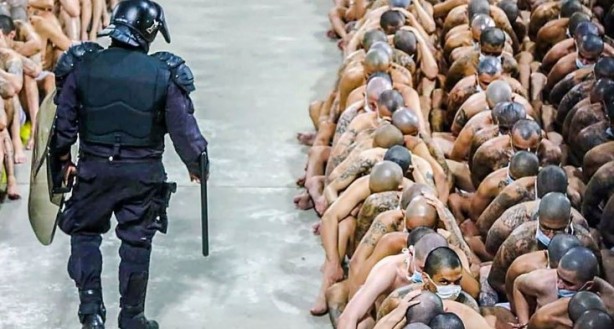 Foto - Koronavirüsle sarsılan dünya bu kez bu görüntülerle sarsıldı! Bir külotla bırakıp kucak kucağa oturttular