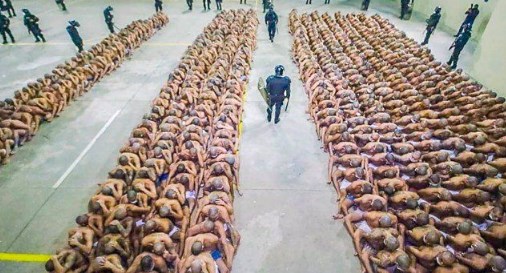 Foto - Koronavirüsle sarsılan dünya bu kez bu görüntülerle sarsıldı! Bir külotla bırakıp kucak kucağa oturttular