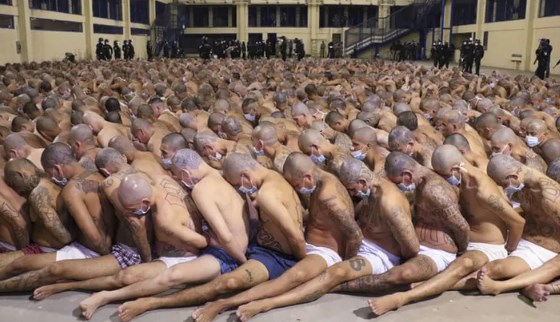 Koronavirüsle sarsılan dünya bu kez bu görüntülerle sarsıldı! Bir külotla bırakıp kucak kucağa oturttular