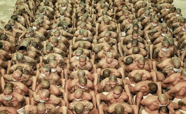 Foto - Koronavirüsle sarsılan dünya bu kez bu görüntülerle sarsıldı! Bir külotla bırakıp kucak kucağa oturttular