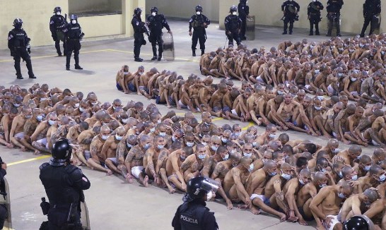 Foto - Koronavirüsle sarsılan dünya bu kez bu görüntülerle sarsıldı! Bir külotla bırakıp kucak kucağa oturttular