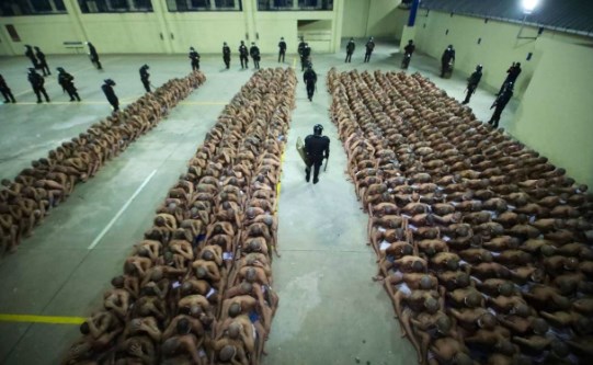 Foto - Koronavirüsle sarsılan dünya bu kez bu görüntülerle sarsıldı! Bir külotla bırakıp kucak kucağa oturttular