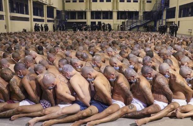 Foto - Koronavirüsle sarsılan dünya bu kez bu görüntülerle sarsıldı! Bir külotla bırakıp kucak kucağa oturttular