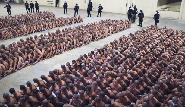 Foto - Koronavirüsle sarsılan dünya bu kez bu görüntülerle sarsıldı! Bir külotla bırakıp kucak kucağa oturttular