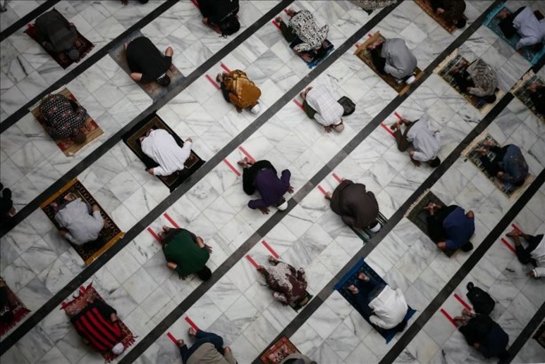 Foto - Koronavirüsten sonraki felaket olarak adlandırılıyordu! Bu kez o ülkede saldırıya geçtiler