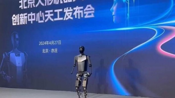 Koşabilen insansı robot ürettiler! İşte saatte yaptığı hız