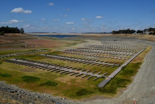 Foto - Koskoca göl bir gecede kurudu