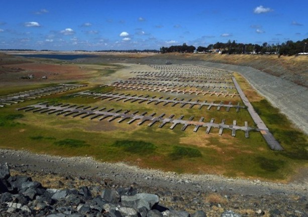 Foto - Koskoca göl bir gecede kurudu