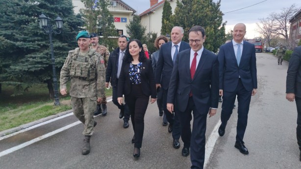 Foto - Kosova Cumhurbaşkanı Mehmetçikle iftar yaptı