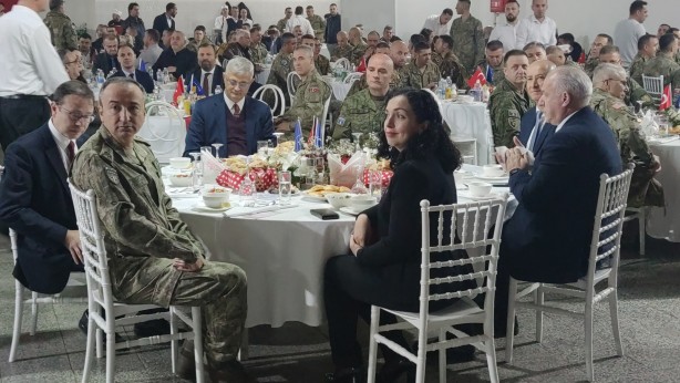 Foto - Kosova Cumhurbaşkanı Mehmetçikle iftar yaptı
