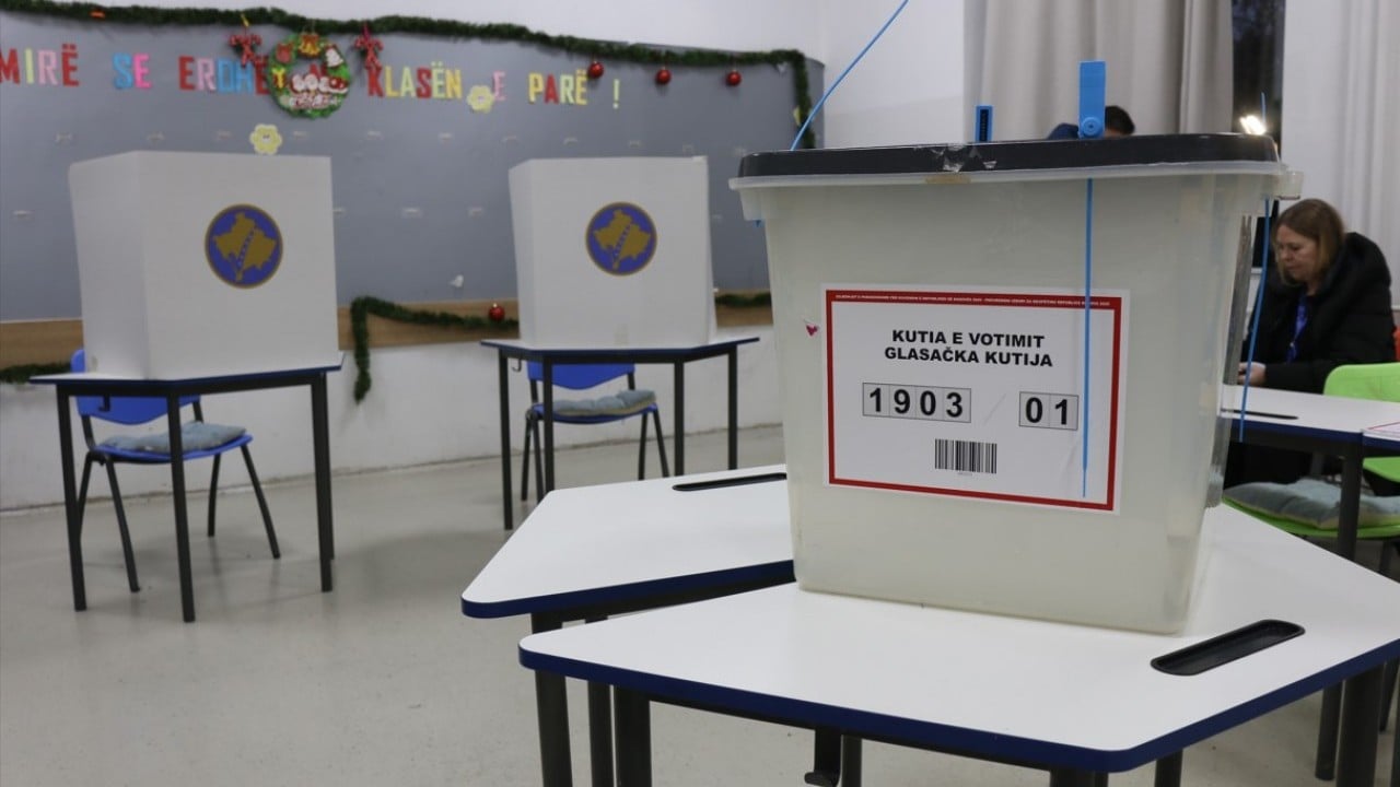 Kosova'da erken genel seçim! Halk sandık başına gitti