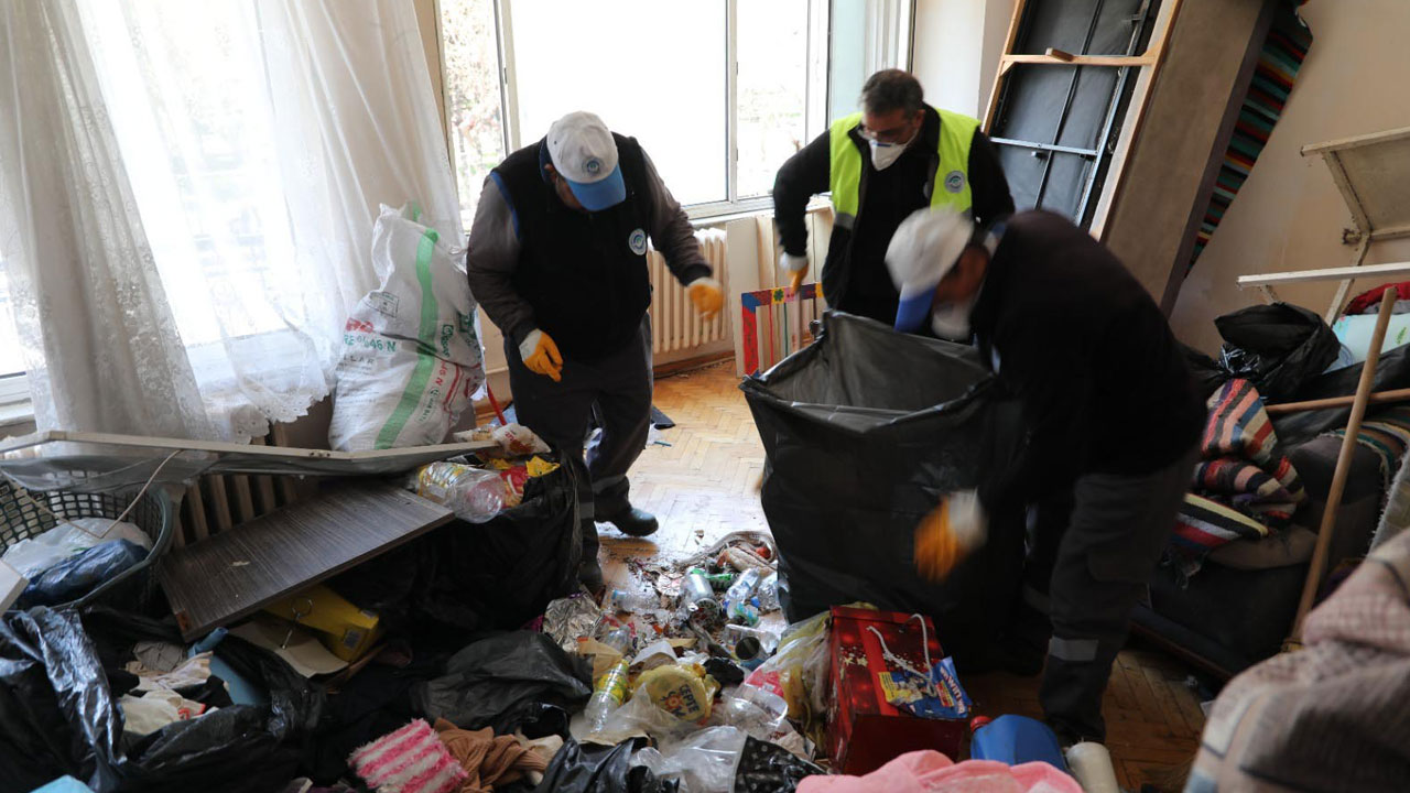 Kötü koku apartmanı sardı! Bu evden tam 5 kamyon çöp çıktı