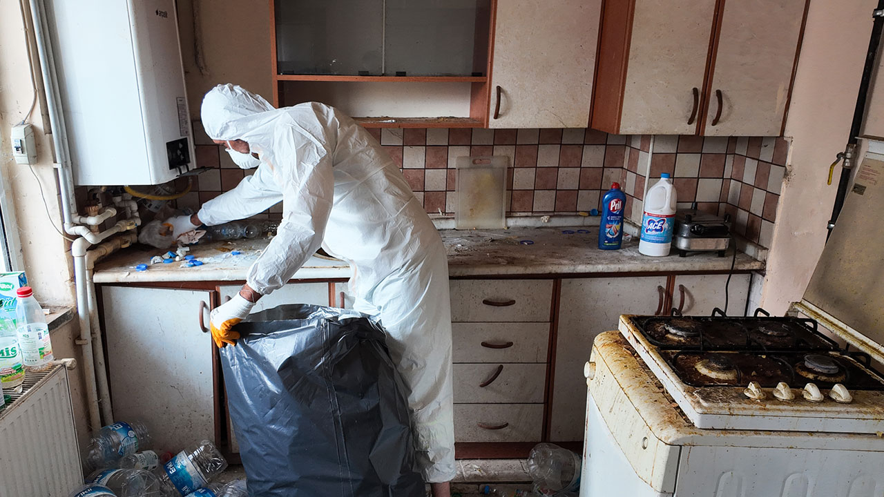 Foto - Kötü koku dayanılmaz hale gelmişti! Bu evden çıkan plastik şişe miktarına inanamayacaksınız!
