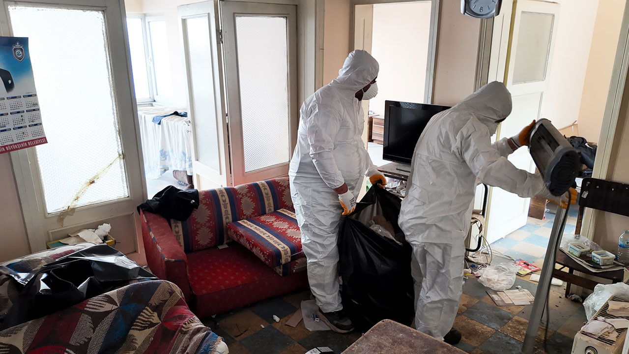 Foto - Kötü koku dayanılmaz hale gelmişti! Bu evden çıkan plastik şişe miktarına inanamayacaksınız!