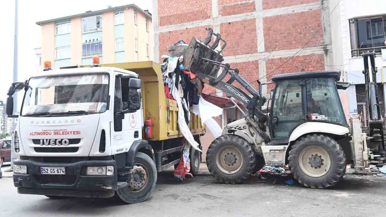 Foto - Kötü koku ihbarı yapıldı: Bir evden 20 kamyon çöp çıktı 