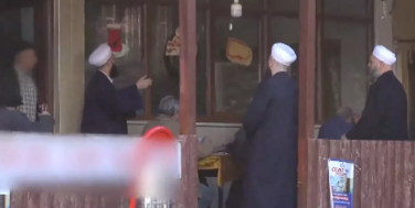 Foto - Köy kahvesine giden Tebliğcilere büyük terbiyesizlik!
