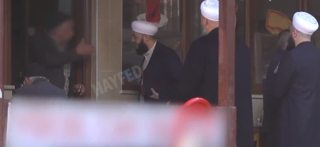 Foto - Köy kahvesine giden Tebliğcilere büyük terbiyesizlik!
