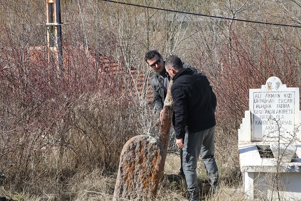 Foto - Köy köy gezip mezar taşlarını inceliyorlar