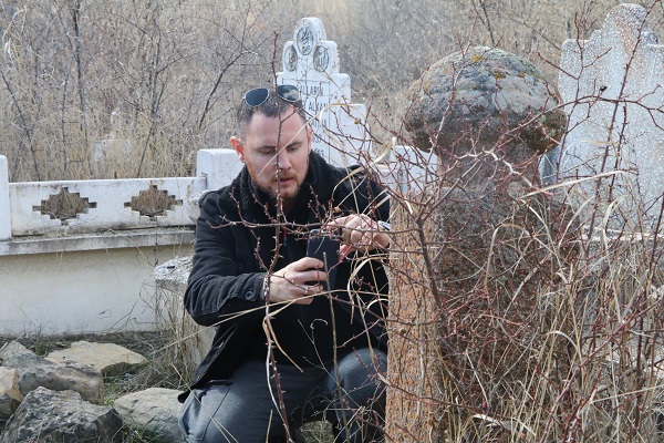 Foto - Köy köy gezip mezar taşlarını inceliyorlar