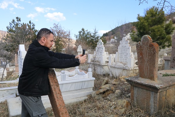 Foto - Köy köy gezip mezar taşlarını inceliyorlar