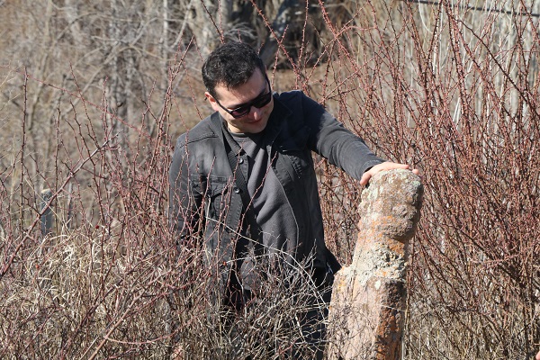 Foto - Köy köy gezip mezar taşlarını inceliyorlar