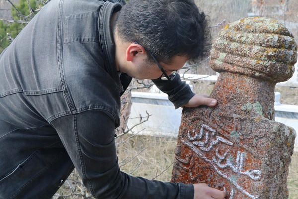Foto - Köy köy gezip mezar taşlarını inceliyorlar