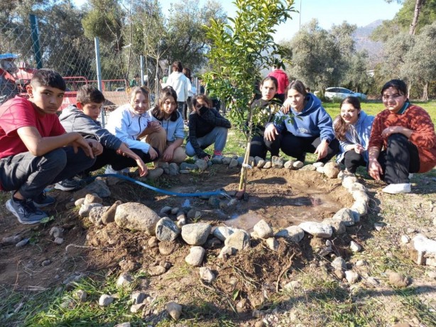 Foto - Köyceğiz’de okul bahçesini meyve ağaçları ile donattılar
