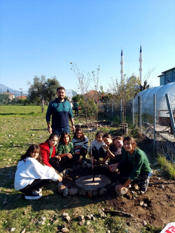 Köyceğiz’de okul bahçesini meyve ağaçları ile donattılar