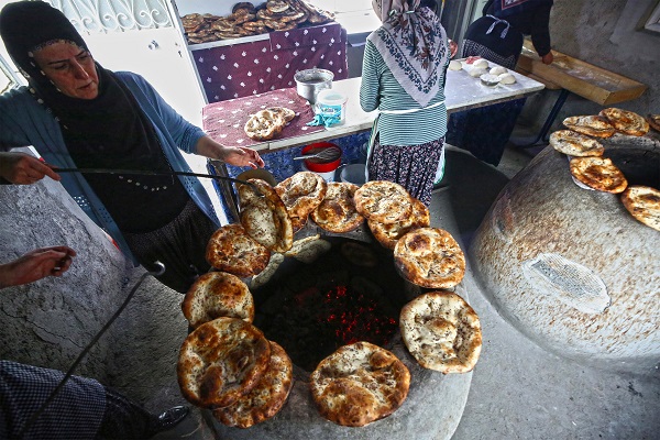 Foto - Köyde kurduğu tandırla 7 kadına istihdam sağladı