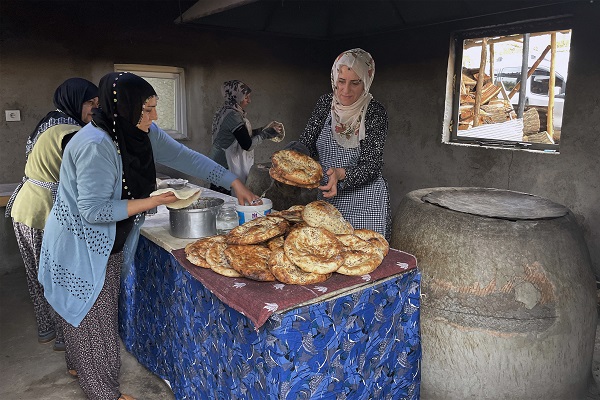 Foto - Köyde kurduğu tandırla 7 kadına istihdam sağladı