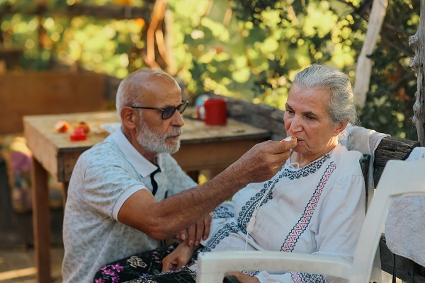 Foto - Köye yerleşip Alzheimer hastası eşine hayatını adadı