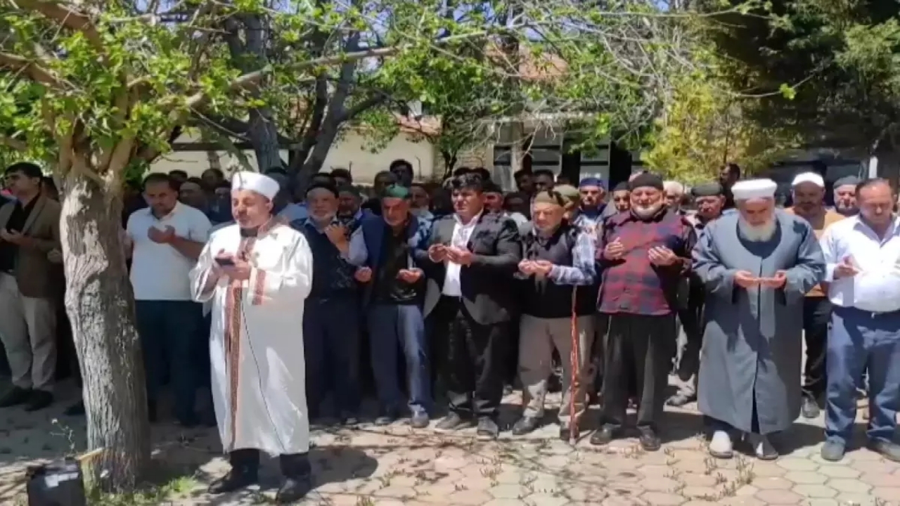 Köylüler avuç açıp dua etti! Fakat bu kez yağmur değil, bakın ne için! Bunu yapan çok az olur