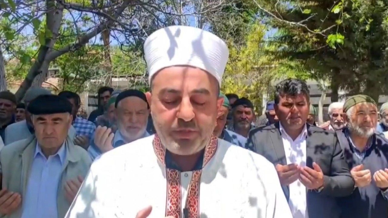 Foto - Köylüler avuç açıp dua etti! Fakat bu kez yağmur değil, bakın ne için! Bunu yapan çok az olur