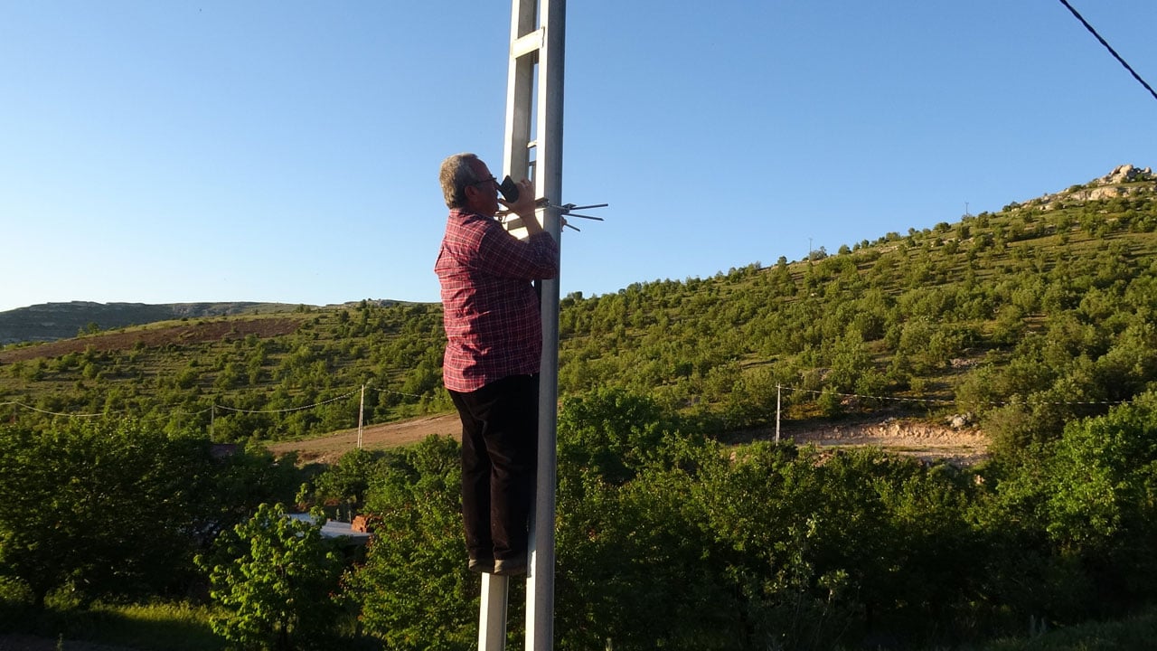 Köylüler çözüm bekliyor! Telefon çekmeyince çareyi elektrik direğinde buldular