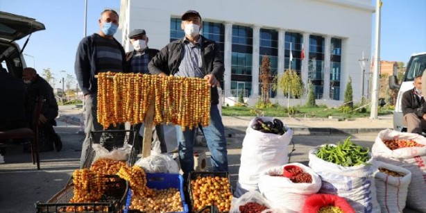 Foto - Köylüler dağdan topluyor, tezgahta bir tane bile kalmıyor! Doktorlar bu meyveyi hastalara reçeteyle veriyor