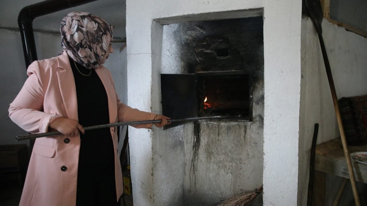 Köylüler ziyaretten memnun! Kaymakam dertlerini ocak başında dinliyor