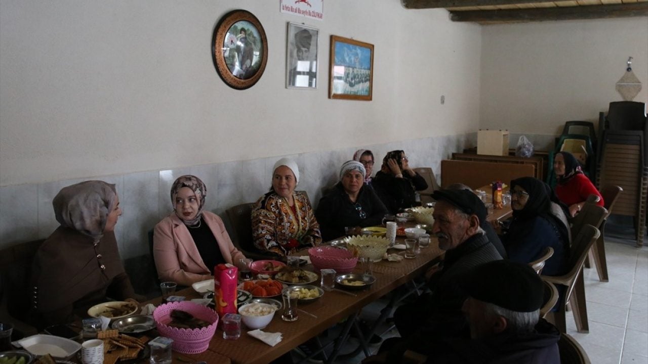 Foto - Köylüler ziyaretten memnun! Kaymakam dertlerini ocak başında dinliyor