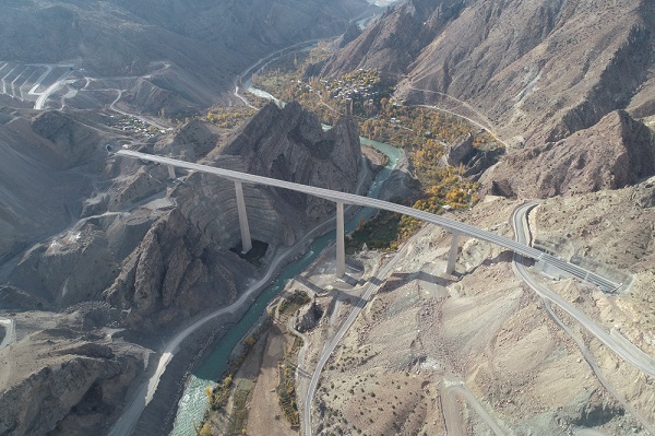 Köy sular altında kalacak! Kendini viyadükten Çoruh Nehri'ne bıraktı