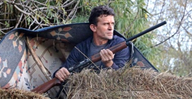 Koyunlarını paramparça edeni bulmak için eli tetikte bekliyor