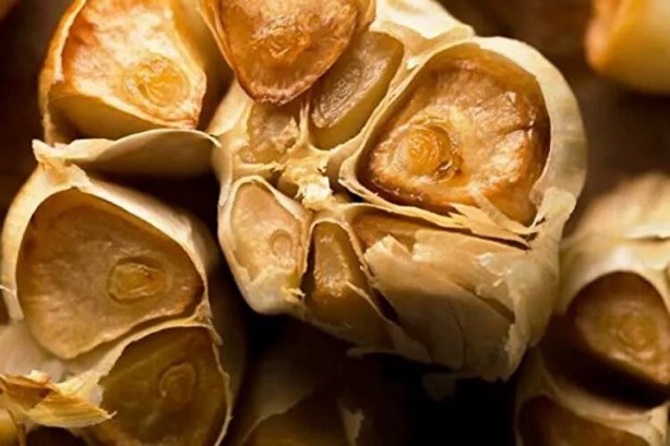 Foto - Közlenmiş sarımsağın bu etkisini kimse bilmiyor! Kilo vermek isteyenler için…