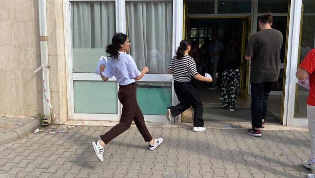 Foto - KPSS heyecanı başladı! Sınava geç kalan birçok aday kapıda kaldı