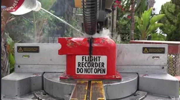 Foto - Kara kutuyu açtılar! İçinden bakın ne çıktı... İlk kez dünya ile paylaştılar