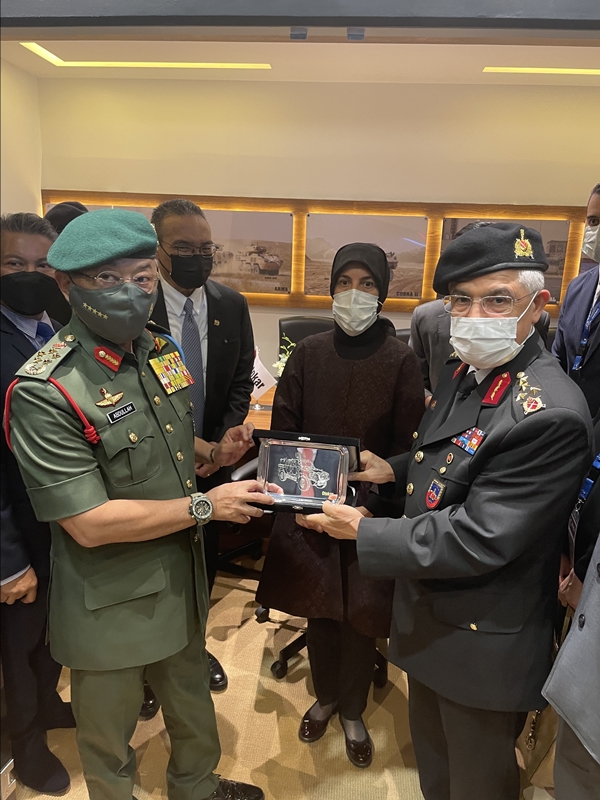 Foto - Kral Abdullah'tan HÜRJET VE ATAK'a yakın markaj... Bizzat bilgi aldı