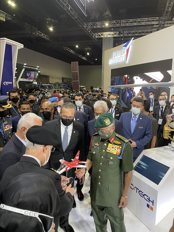 Foto - Kral Abdullah'tan HÜRJET VE ATAK'a yakın markaj... Bizzat bilgi aldı