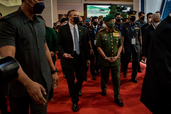 Kral Abdullah'tan HÜRJET VE ATAK'a yakın markaj... Bizzat bilgi aldı