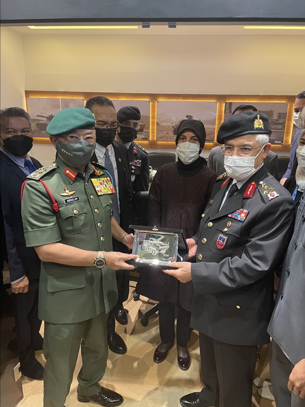 Foto - Kral Abdullah'tan HÜRJET VE ATAK'a yakın markaj... Bizzat bilgi aldı