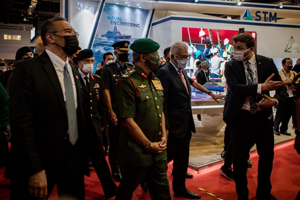 Foto - Kral Abdullah'tan HÜRJET VE ATAK'a yakın markaj... Bizzat bilgi aldı