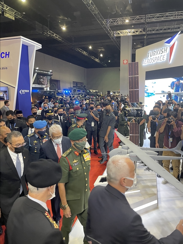 Foto - Kral Abdullah'tan HÜRJET VE ATAK'a yakın markaj... Bizzat bilgi aldı