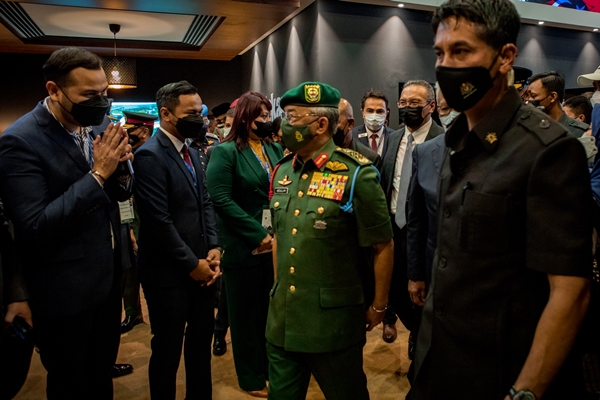 Foto - Kral Abdullah'tan HÜRJET VE ATAK'a yakın markaj... Bizzat bilgi aldı